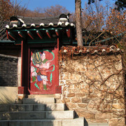 A colourful gate in Hwa Gye Sa
