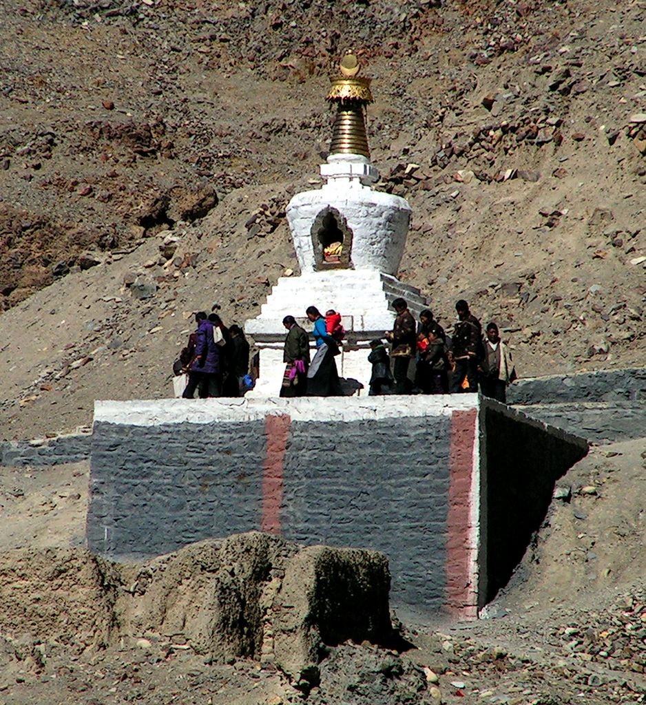 Tibet - making kora in Sakya