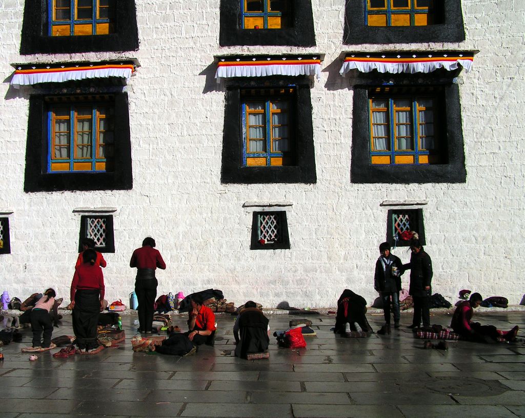 Tibet - Lhasa - Tibetan people bowing 01
