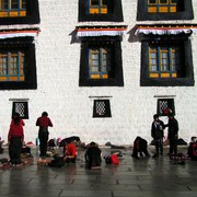 Tibet - Lhasa - Tibetan people bowing 01