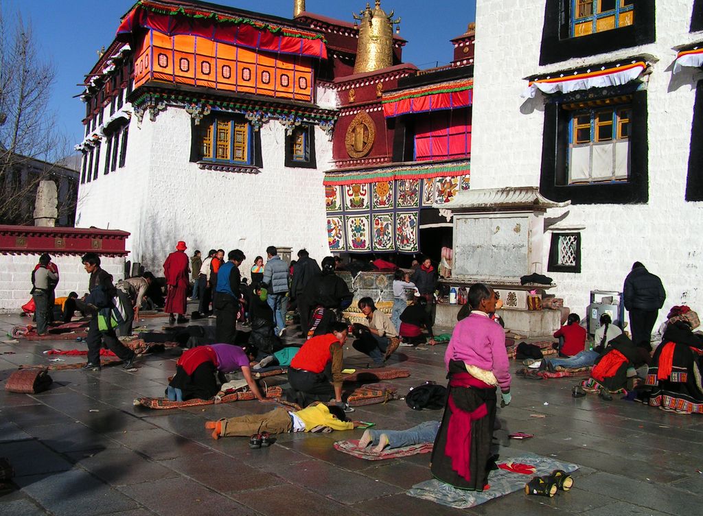 Tibet - Lhasa - Tibetan people bowing 02