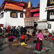 Tibet - Lhasa - Tibetan people bowing 02