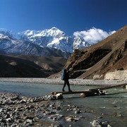 Nepal - trek to Marpha - Brano crossing a river