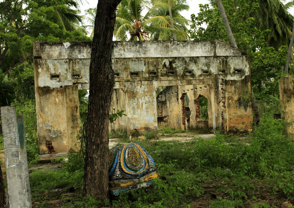 Sri Lanka - Kalkudah bay - a temple hit by tsunami