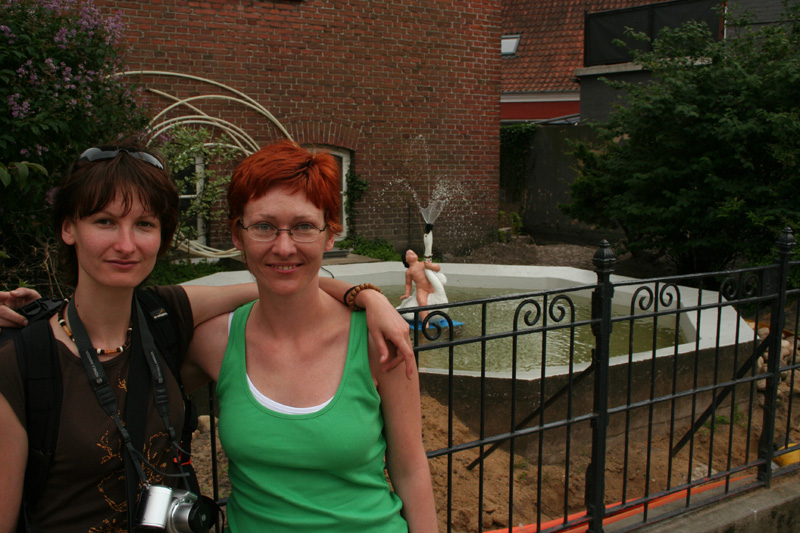 Paula and Andrea in Ribe with a swan boy behind