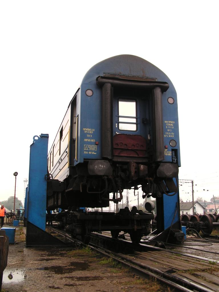 Changing train chassis in Uzhgorod