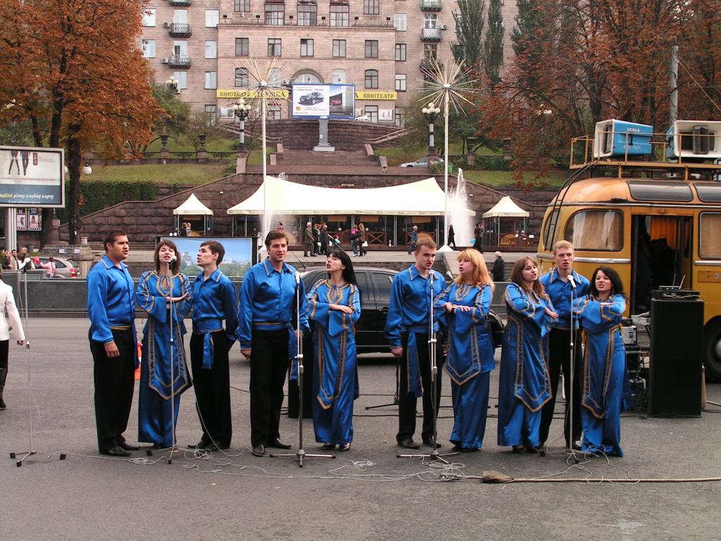 Ukrainian girls singing