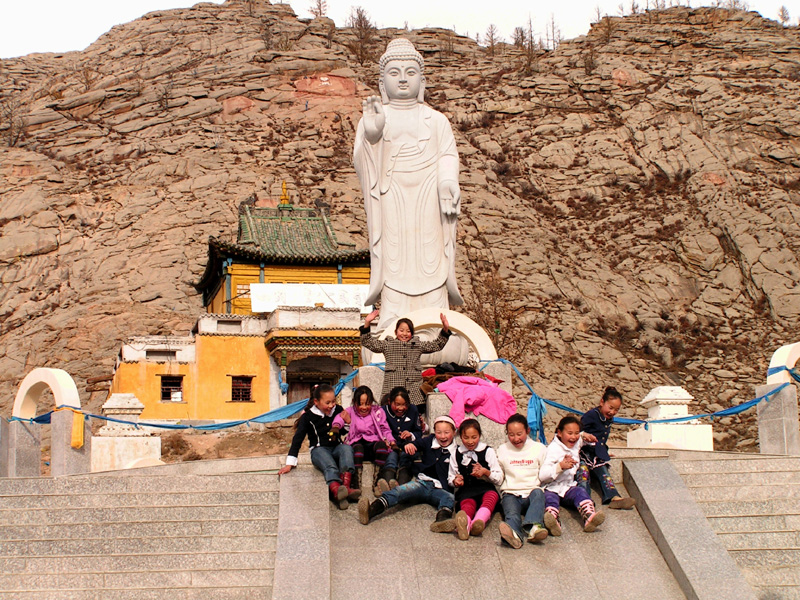 A common photo in front of a temple in Tsetserleg