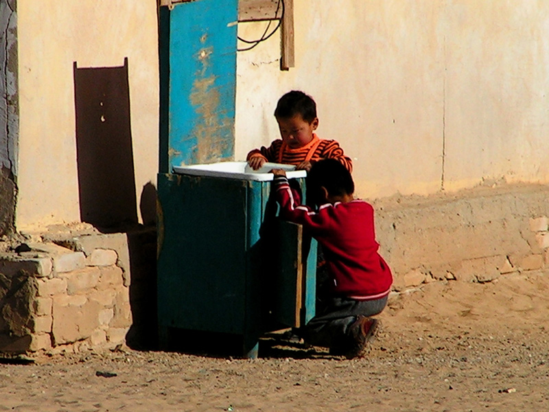 Gobi - childern playing in Khamaryn Monastery 01