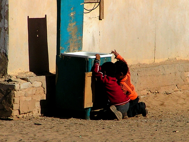 Gobi - childern playing in Khamaryn Monastery 02