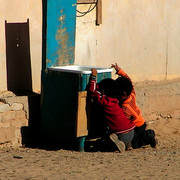 Gobi - childern playing in Khamaryn Monastery 02