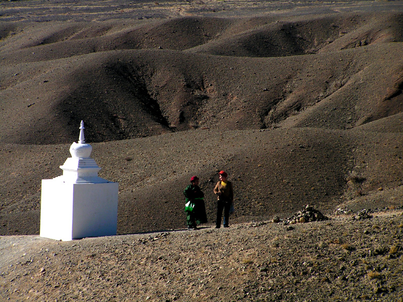 Gobi - woman waiting below the Black Mountain