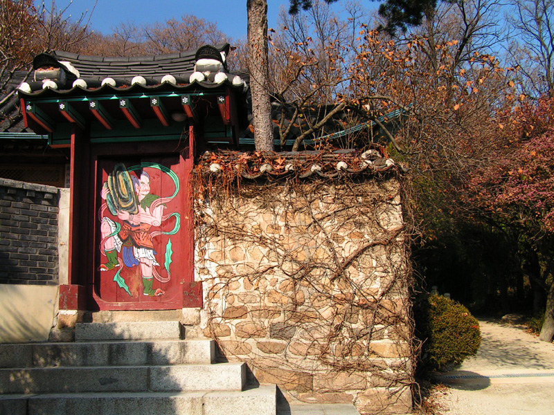 A colourful gate in Hwa Gye Sa