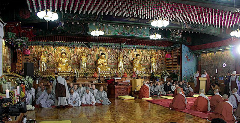 Korean monks in the main HwaGeySa hall