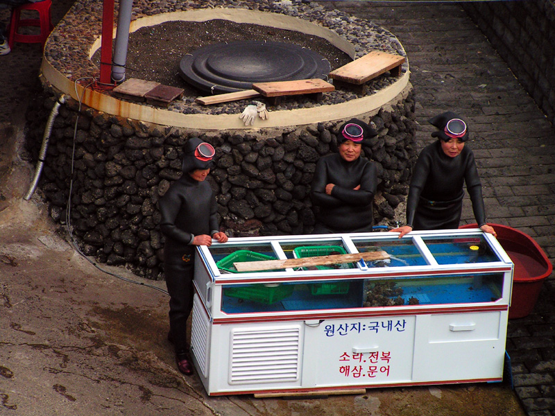 Korean haenyo (women divers) in Jeju Do