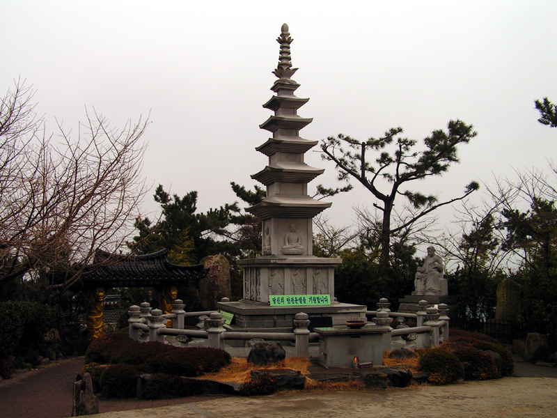 South Korea - Busan - Haedong Yonggunsa Temple 01