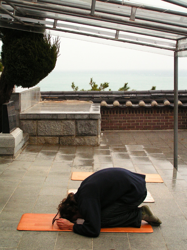 South Korea - Brano bowing in Haedong Yonggunsa Temple