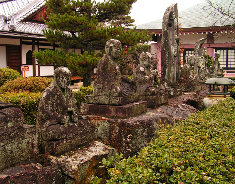 Japan - Kyoto - statues in the Ryōanji garden