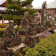 Japan - Kyoto - statues in the Ryōanji garden