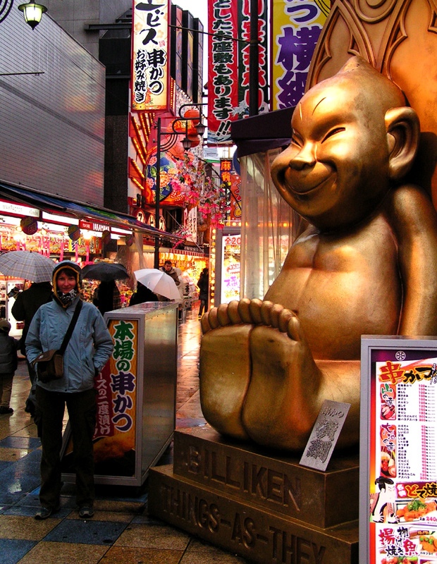 Paula in the streets of Osaka (Japan)