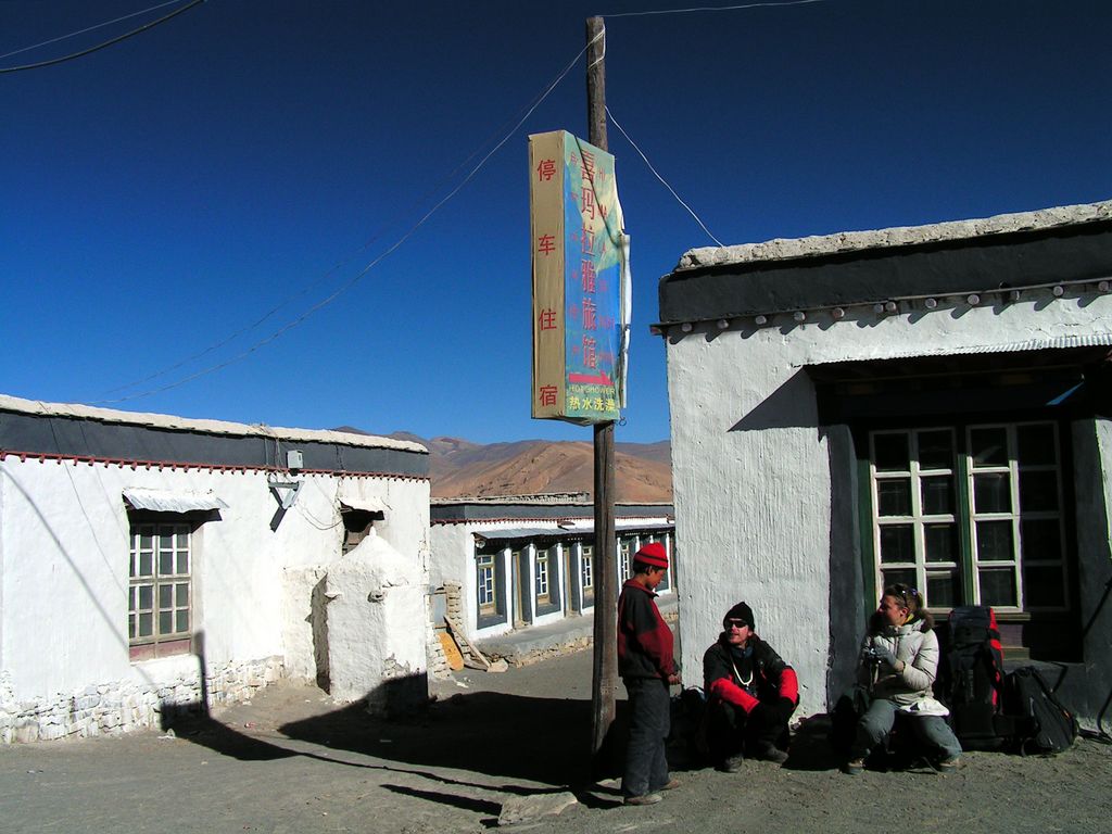 Tibet - Tingri - waiting for a bus