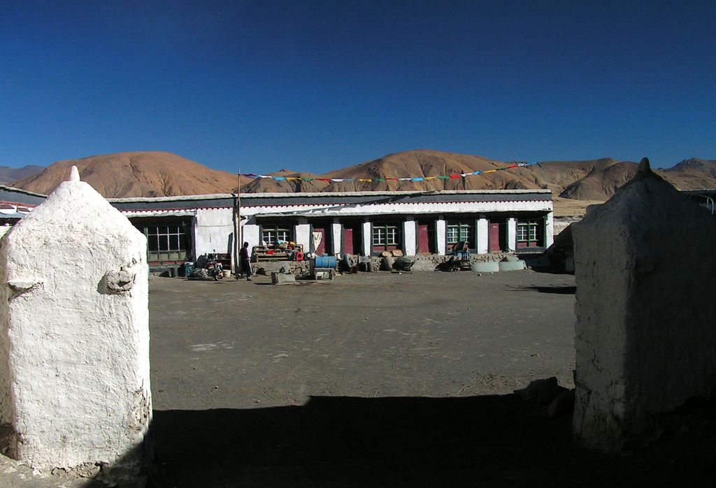Tibet - a guesthouse in Tingri 01