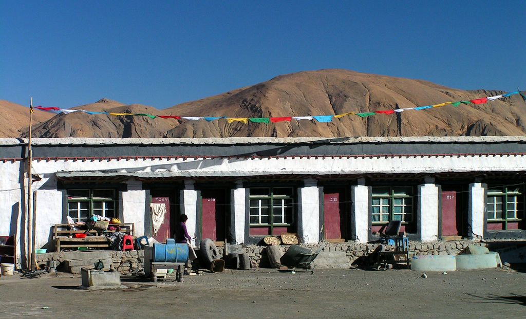 Tibet - a guesthouse in Tingri 02