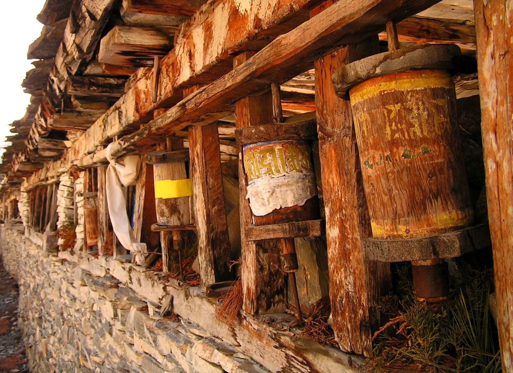 Nepal - trek to Pisang - old prayer wheels