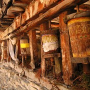 Nepal - trek to Pisang - old prayer wheels