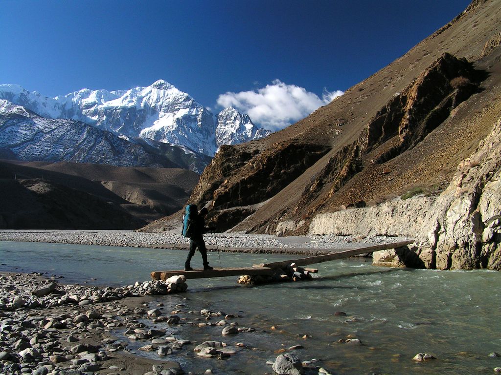 Nepal - trek to Marpha - Brano crossing a river