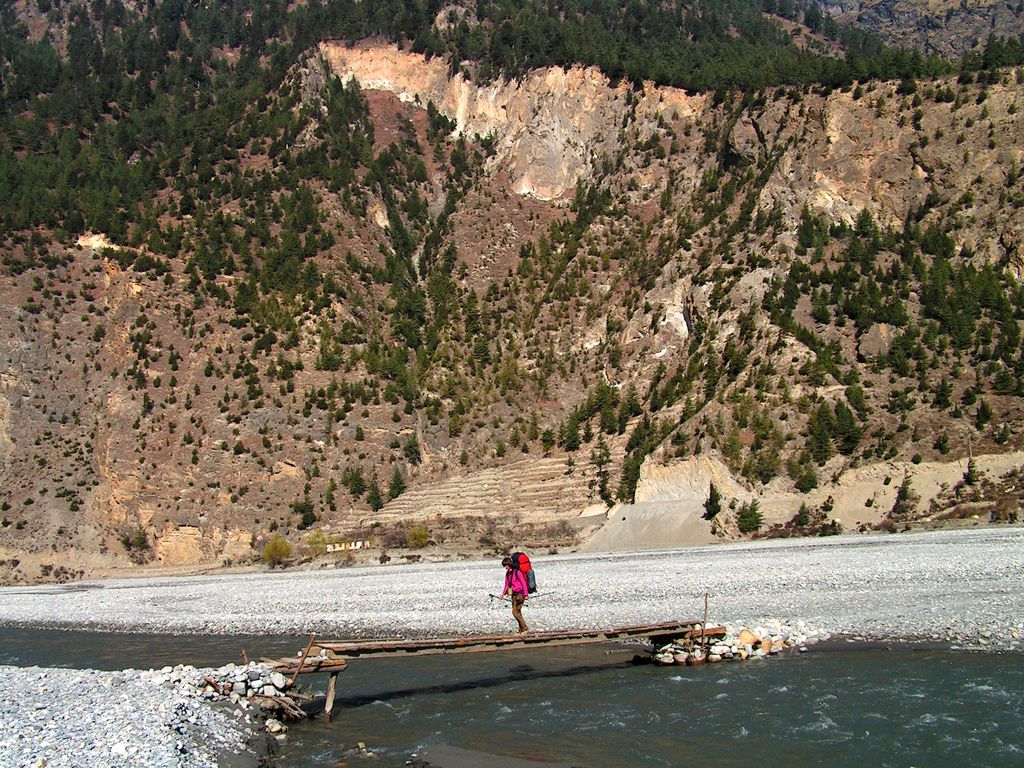 Nepal - trek to Ghasa - Paula crossing the river