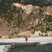 Nepal - trek to Ghasa - Paula crossing the river