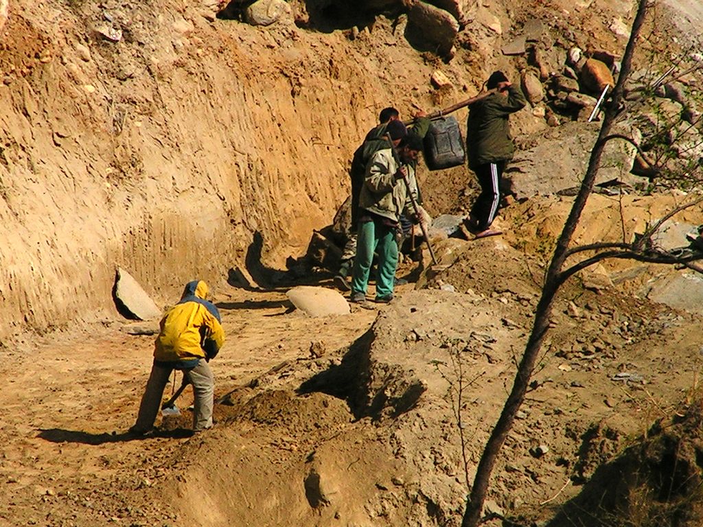 Nepal - road workers on a trek to Tatopani 01