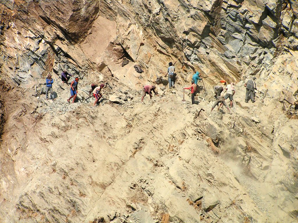 Nepal - road workers - trek to Beni 01