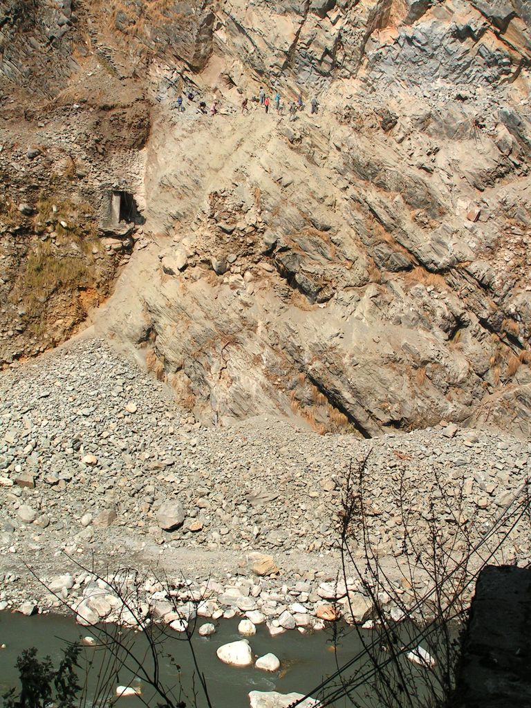 Nepal - road workers - trek to Beni 02