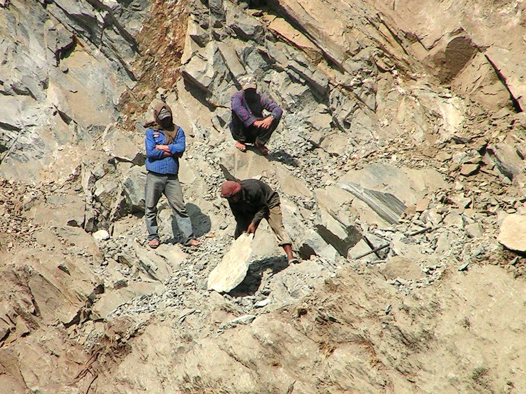 Nepal - road workers - trek to Beni 03