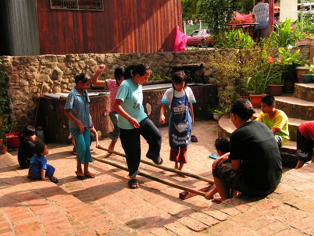 Malaysia - children playing in Borneo 01