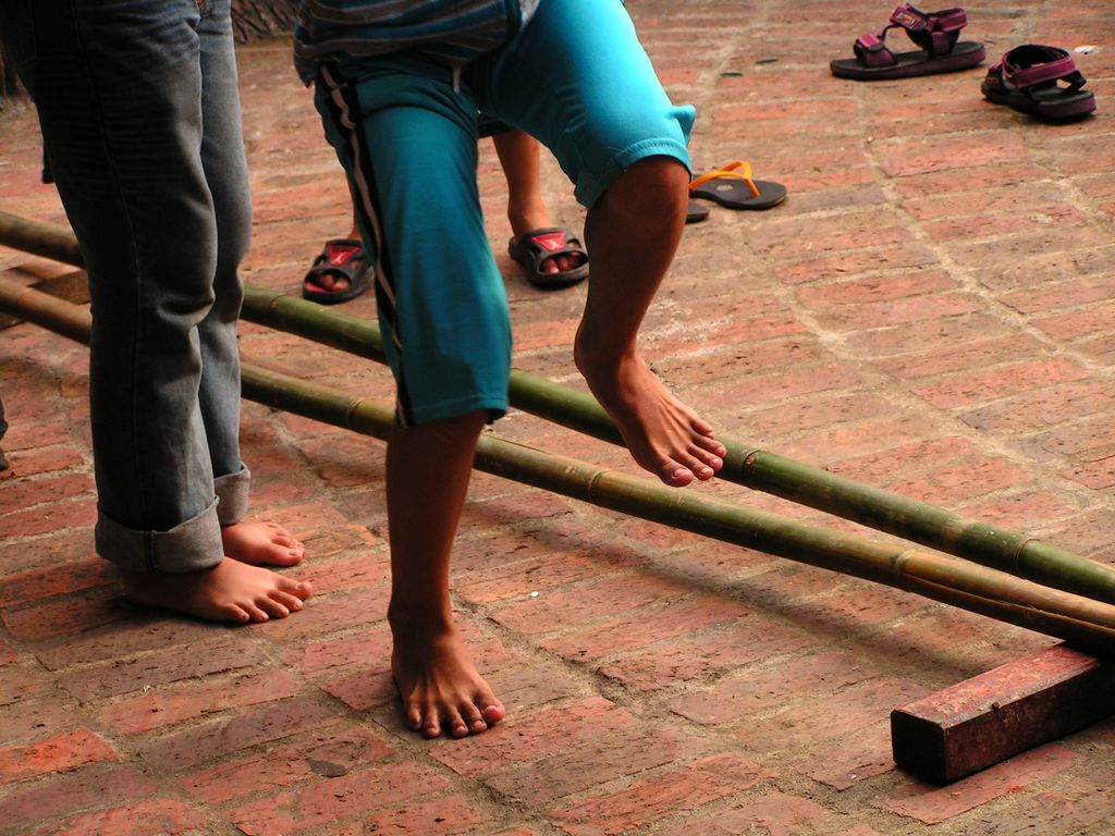 Malaysia - children playing in Borneo 02