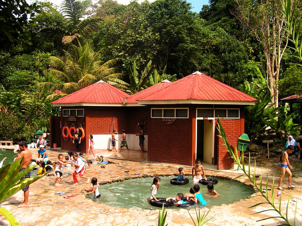 Malaysia - a swimming pool in Borneo 01
