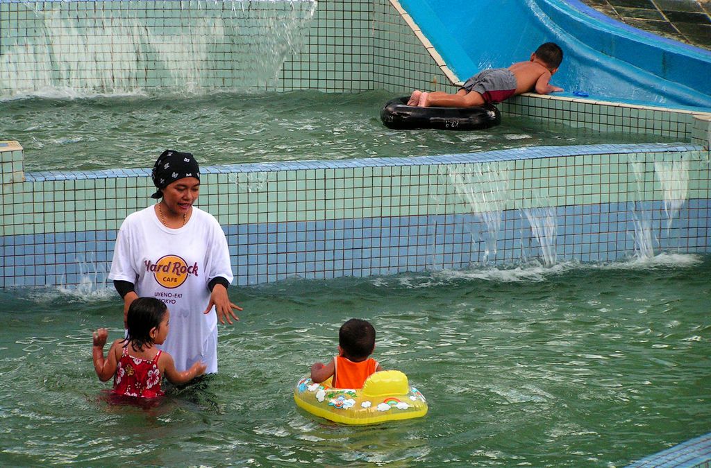 Malaysia - a swimming pool in Borneo 03