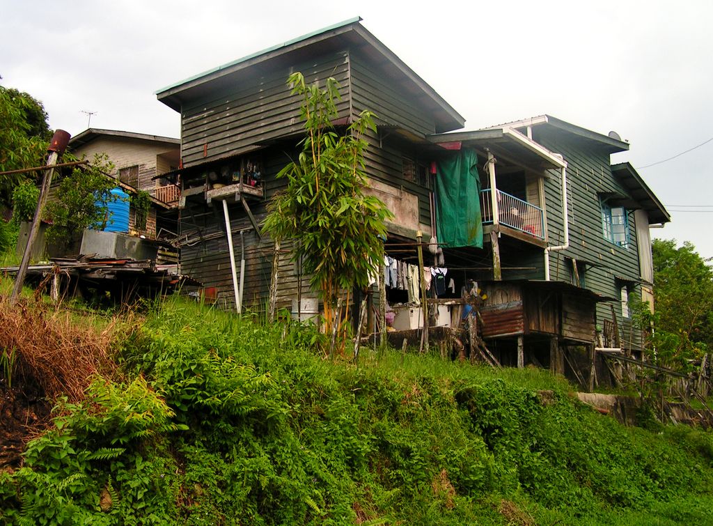 Malaysia - Borneo - houses in Sandakan