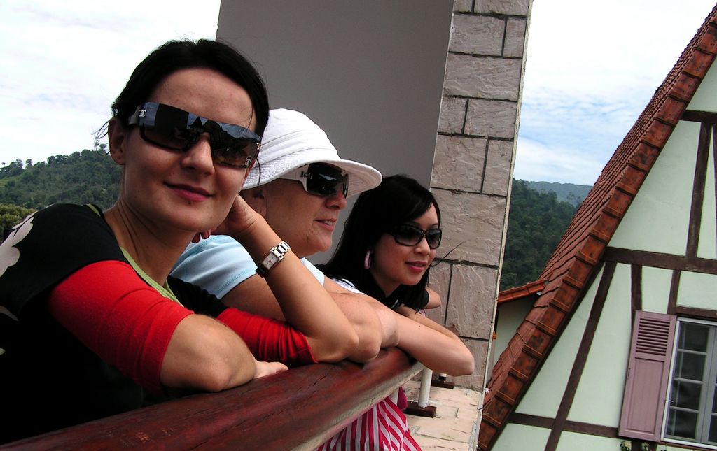 Malaysia - girls in Colmar village 01