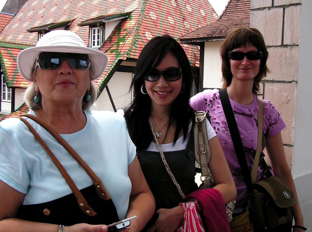 Malaysia - girls in Colmar village 02