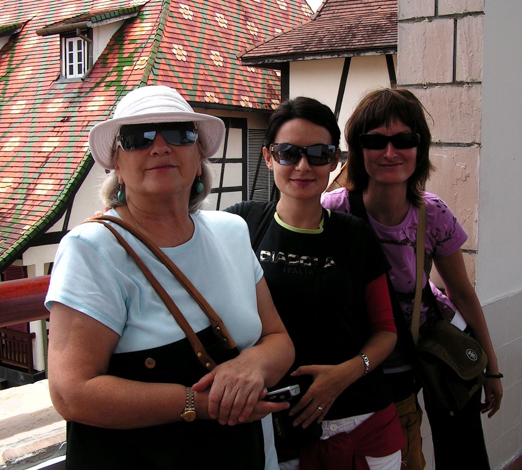 Malaysia - girls in Colmar village 03