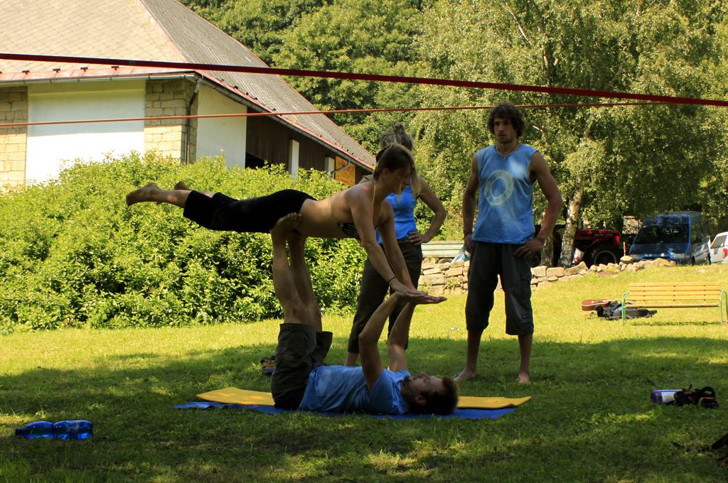 Czechia - Slackline festival - acroyoga 01