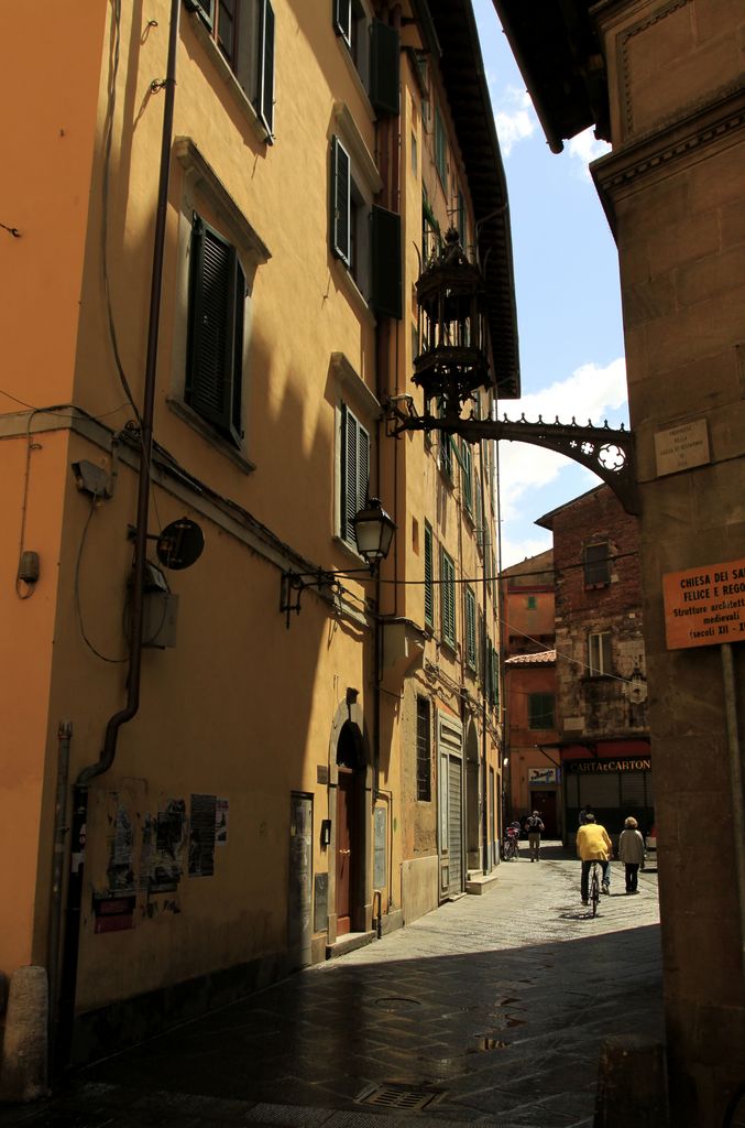 Italy - narrow Pisa streets