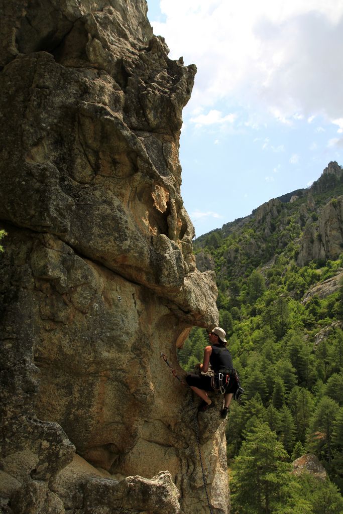 Paula climbing in La Restonica 01