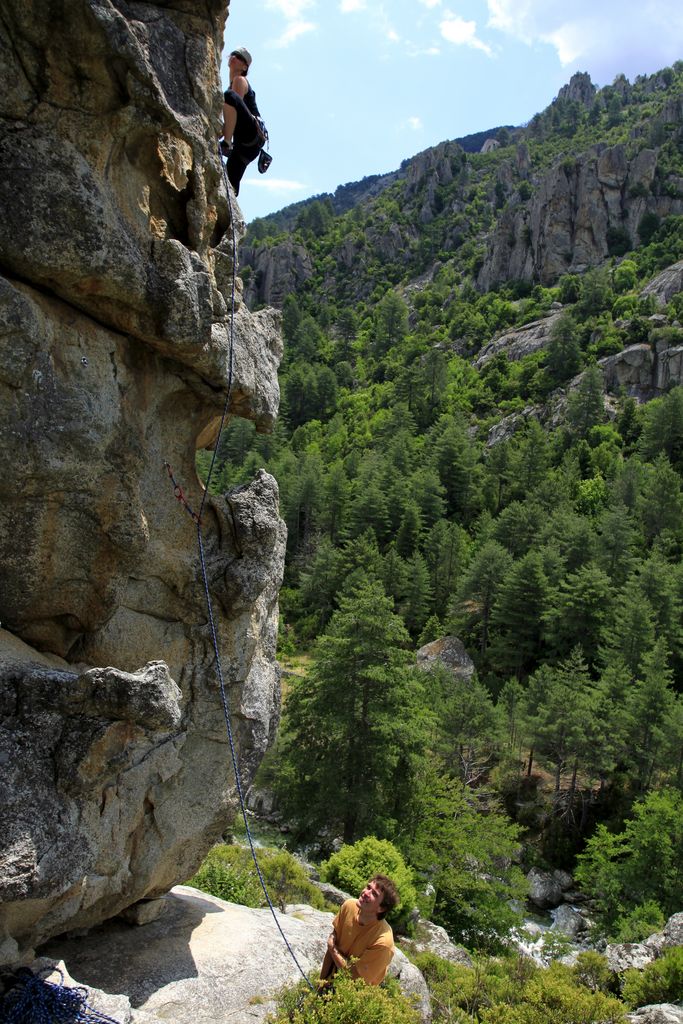 Paula climbing in La Restonica 02