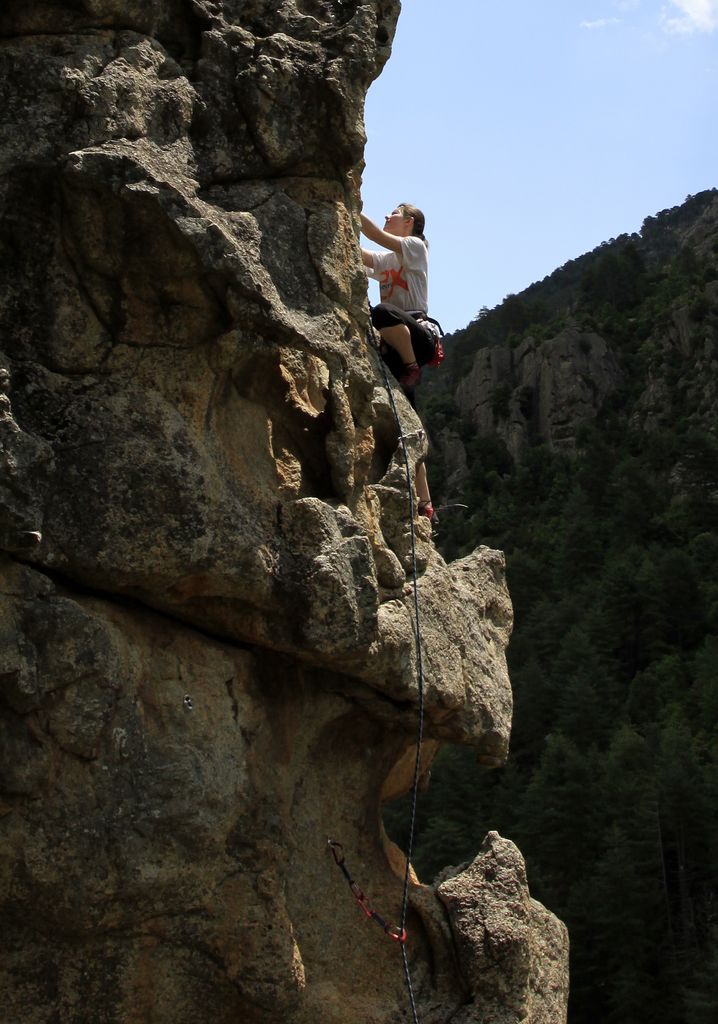 Boba climbing in La Restonica 01