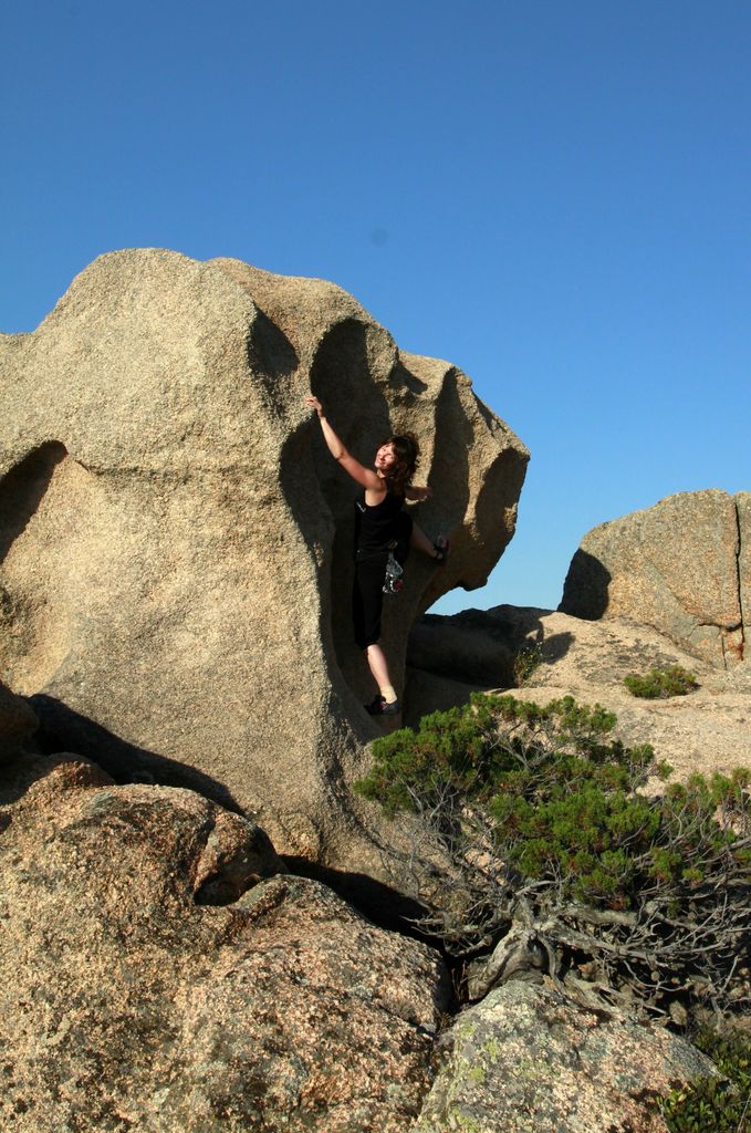 Paula bouldering in Roccapina 01